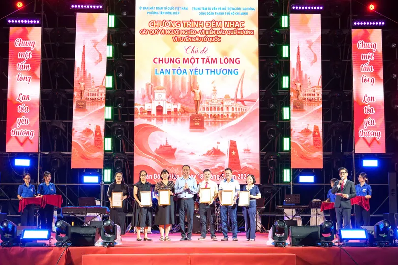 Chủ tịch Ủy ban MTTQ Việt Nam phường Tân Đông Hiệp tri ân các doanh nghiệp hỗ trợ đêm nhạc