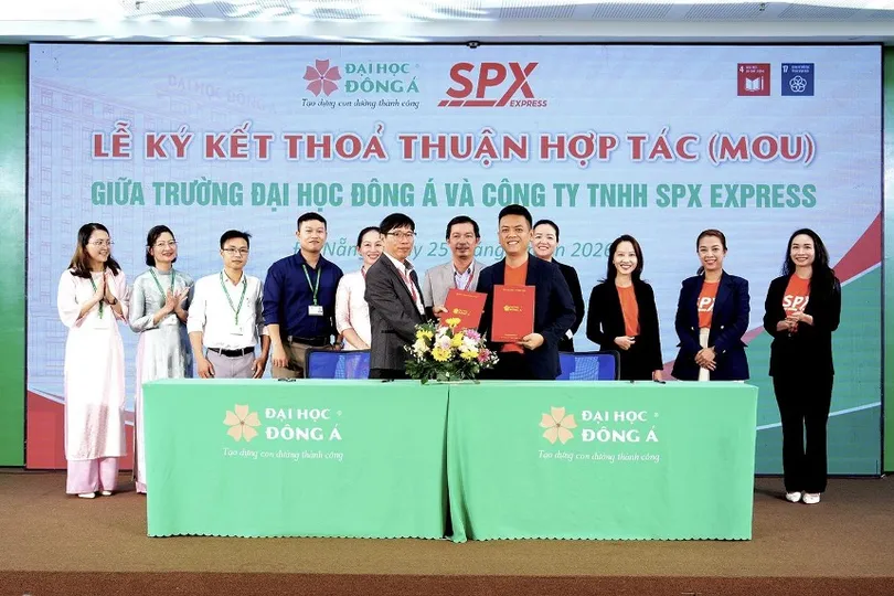 Đại diện SPX và Trường Đại học Đông Á thực hiện nghi thức Ký kết hợp tác chiến lược