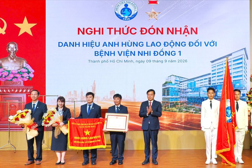 胡志明市市委副书记黎国峰向第一儿童医院授予"劳动英雄"称号。（图：黄雄）