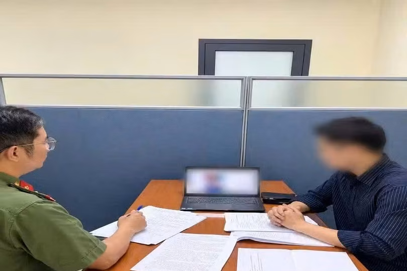 河内市公安与发布有关Grab司机“关闭应用程式”未经核实信息的人员进行调查。图：河内市公安