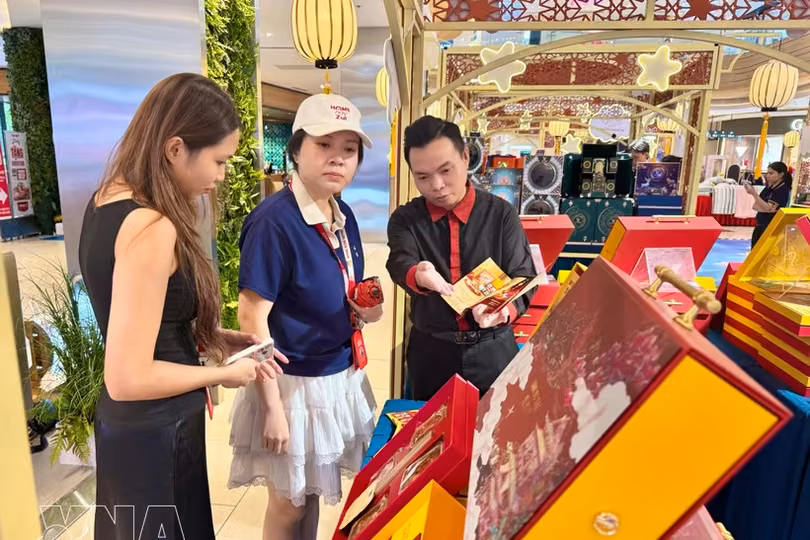 向客户介绍月饼产品。图自越通社