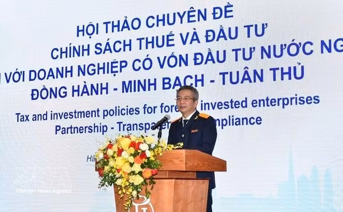 越南税务局局长梅春成在研讨会上发表讲话。图自越通社