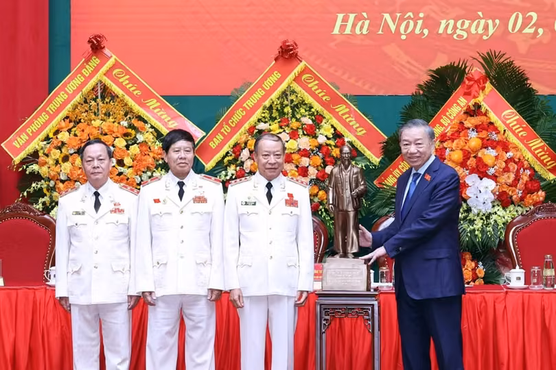 党中央总书记、国家主席苏林向越南人民公安退休人员协会赠送胡志明主席塑像。图自越通社