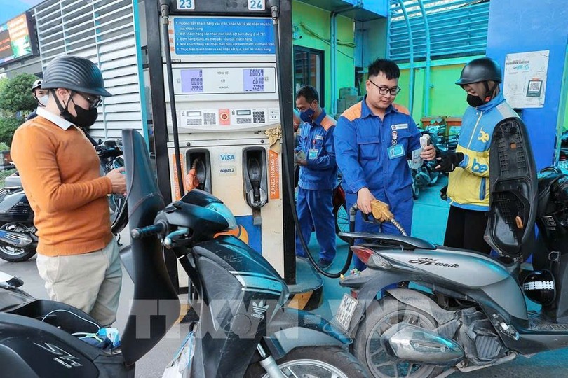 在Petrolimex加油站购买和销售汽油。图：陈越／越通社