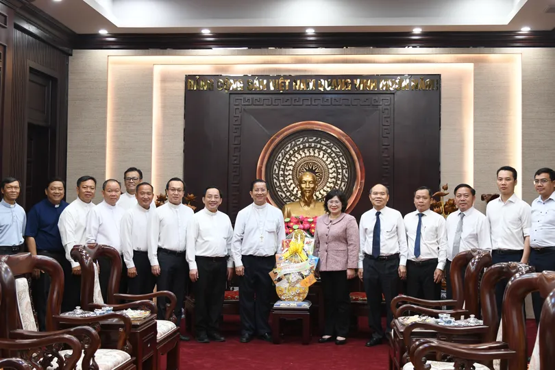 Tòa Giám mục Phú Cường thăm, chúc tết Đảng bộ TPHCM