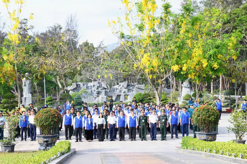 Lãnh đạo TPHCM dâng hương tưởng nhớ các Anh hùng liệt sĩ tại đặc khu Côn Đảo