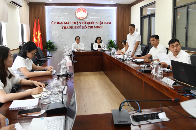 Hội nghị lắng nghe hướng dẫn công tác chuẩn bị tiếp xúc cử tri