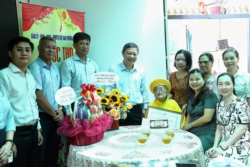 Lãnh đạo TPHCM thăm, chúc thọ người cao tuổi tiêu biểu 