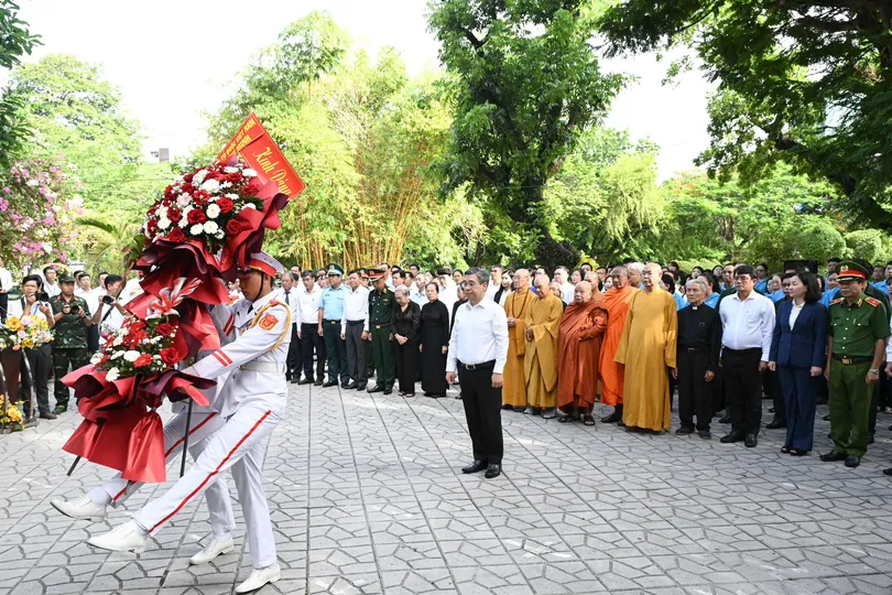 Phó Bí thư Thành ủy TPHCM Nguyễn Phước Lộc dâng hương tưởng niệm Anh hùng liệt sĩ tại công viên Lê Thị Riêng