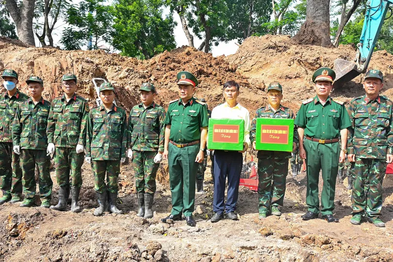 Tư lệnh Quân khu 7 động viên lực lượng tìm kiếm hài cốt liệt sĩ tại Công viên Lê Thị Riêng