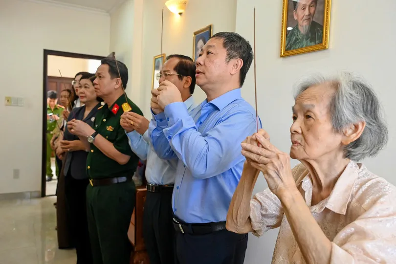 Đoàn đại biểu TPHCM dâng hương tưởng niệm nguyên Bí thư Thành ủy Sài Gòn - Chợ Lớn Nguyễn Thị Minh Khai