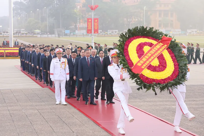 Các đồng chí lãnh đạo Đảng, Nhà nước cùng đoàn đại biểu dự Đại hội XIV của Đảng đặt vòng hoa và vào Lăng viếng Chủ tịch Hồ Chí Minh, sáng 19-1. Ảnh: QUANG PHÚC