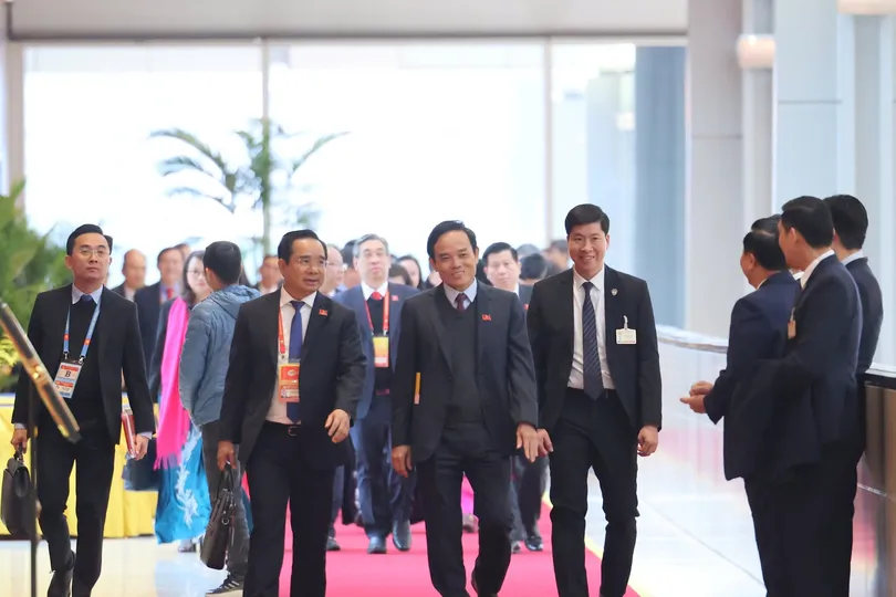 Các đại biểu đến dự phiên làm việc chiều 22-1. Ảnh: QUANG PHÚC