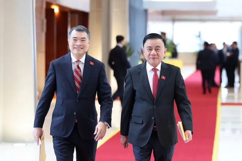 Thường trực Ban Bí thư Trần Cẩm Tú và Trưởng Ban Tổ chức Trung ương Lê Minh Hưng rời phòng họp tổ, di chuyển sang hội trường để chuẩn bị bỏ phiếu bầu Ban chấp hành Trung ương khóa mới, chiều 22-1. Ảnh QUANG PHÚC