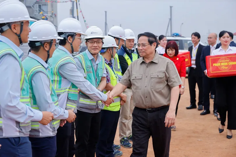 Thủ tướng Phạm Minh Chính kiểm tra tiến độ thi công Dự án Cảng hàng không quốc tế Gia Bình tại tỉnh Bắc Ninh. Ảnh: VIẾT CHUNG