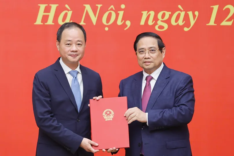 Thủ tướng Phạm Minh Chính trao Quyết định bổ nhiệm đồng chí Trần Hồng Thái giữ chức Chủ tịch Viện Hàn lâm Khoa học và Công nghệ Việt Nam, chiều 12-3. Ảnh: VIẾT CHUNG