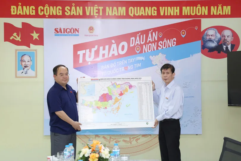 Đồng chí Nguyễn Khắc Văn, Quyền Tổng Biên tập Báo Sài Gòn Giải Phóng trao tặng bản đồ tỉnh Quảng Ninh tới đồng chí Quản Minh Cường, Ủy viên Ban Chấp hành Trung ương Đảng, Bí thư Tỉnh ủy, Trưởng Đoàn đại biểu Quốc hội tỉnh Quảng Ninh, chiều 22-4. Ảnh: QUANG PHÚC