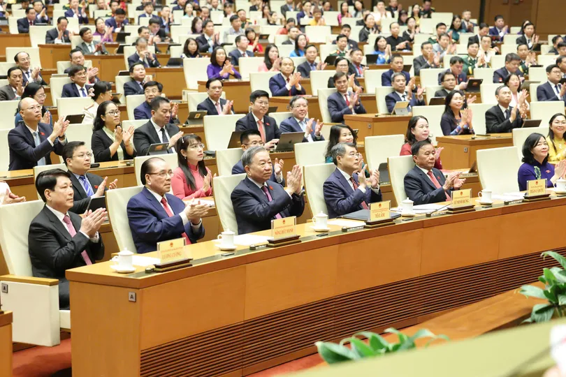 Tổng Bí thư, Chủ tịch nước Tô Lâm và các đồng chí lãnh đạo, nguyên lãnh đạo Đảng, Nhà nước cùng các đại biểu Quốc hội dự phiên bế mạc tại hội trường Diên Hồng, sáng 24-4. Ảnh QUANG PHÚC