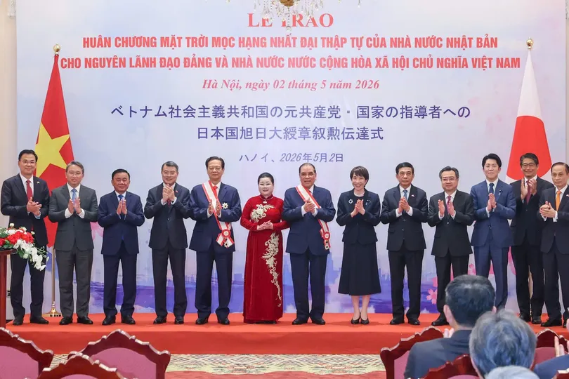 Thủ tướng Lê Minh Hưng và Thủ tướng Nhật Bản Takaichi Sanae chủ trì Lễ trao Huân chương Mặt trời mọc hạng nhất Đại thập tự của Nhà nước Nhật Bản cho các đồng chí nguyên lãnh đạo Đảng, Nhà nước Việt Nam, tối 2-5. Ảnh: VIẾT CHUNG