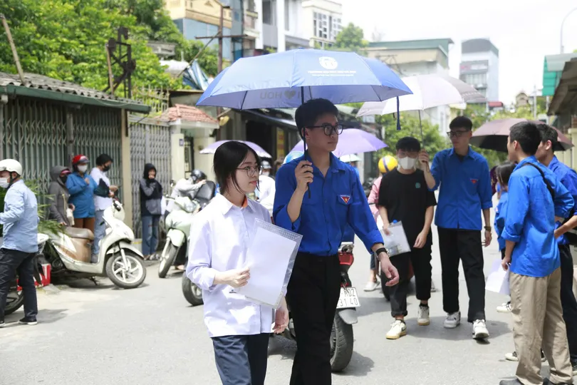 Thí sinh đến điểm thi tốt nghiệp THPT năm 2025 tại Hà Nội.