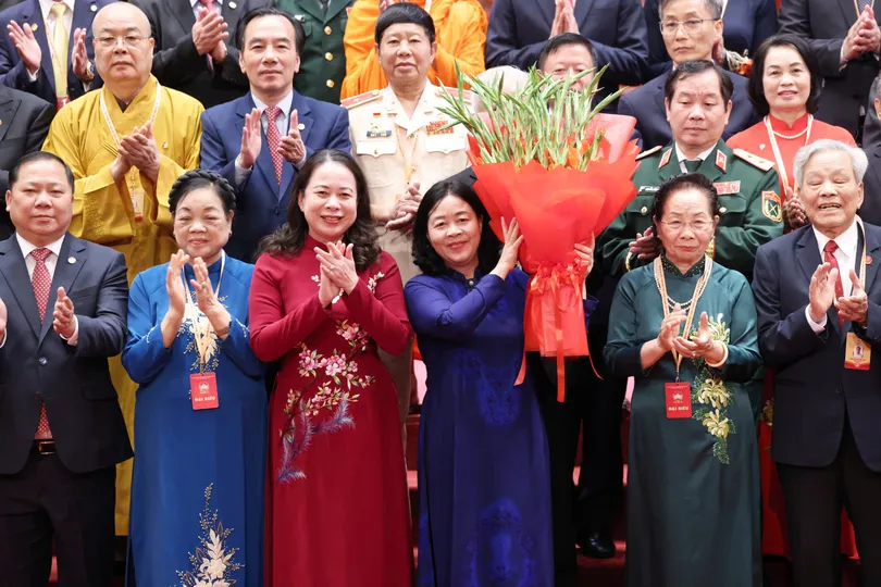 Các đại biểu chúc mừng đồng chí Bùi Thị Minh Hoài tiếp tục được hiệp thương cử giữ chức Chủ tịch Ủy ban Trung ương MTTQ Việt Nam khóa XI, nhiệm kỳ 2026-2031. Ảnh: QUANG PHÚC