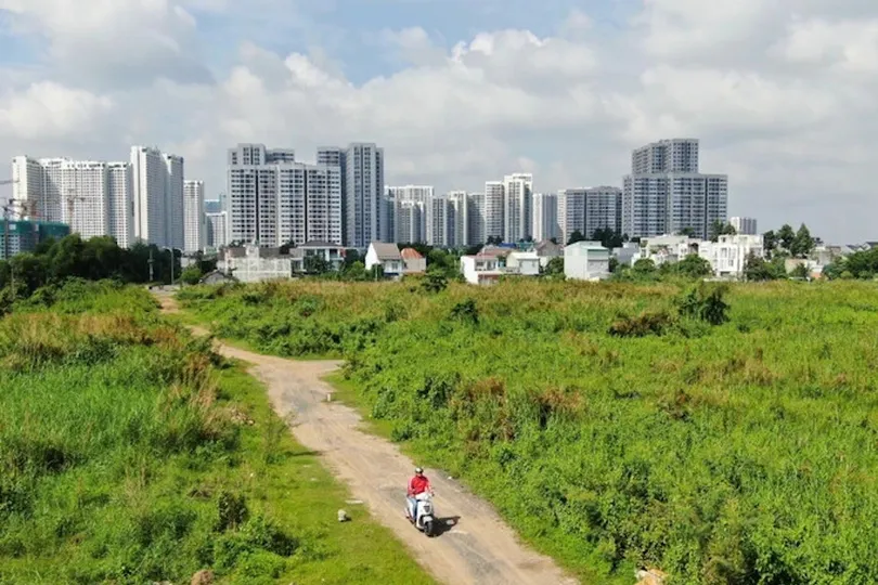 Một số khu đất tại TPHCM được đưa ra đấu giá. Ảnh: HOÀNG HÙNG