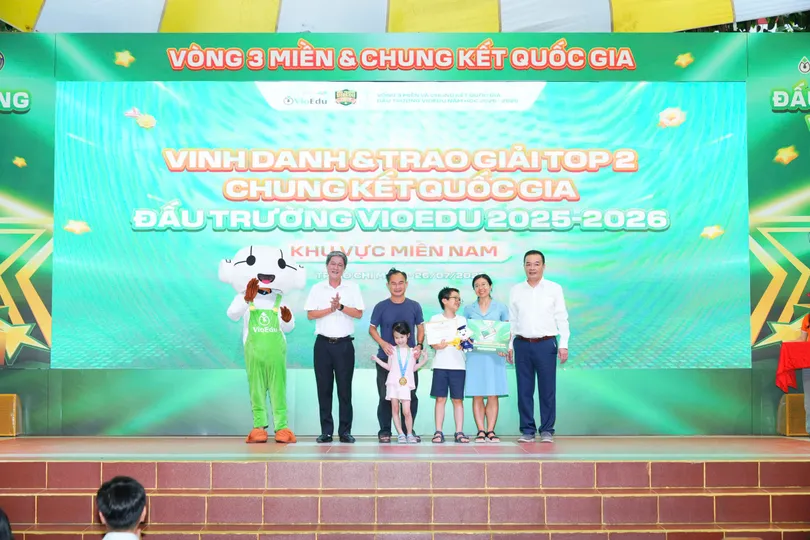 Ban tổ chức trao giải 2 toàn quốc cho thí sinh tại điểm thi TPHCM. Ảnh: LINH MAI