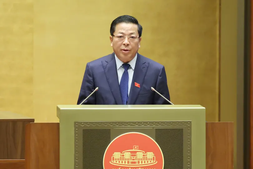 Bộ trưởng Trần Hồng Minh trình Quốc hội tờ trình của Chính phủ về chủ trương đầu tư Dự án đầu tư xây dựng đường Vành đai 5 - Vùng Thủ đô Hà Nội. Ảnh: QUANG PHÚC