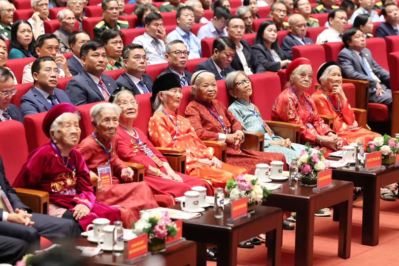 Các Mẹ Việt Nam Anh hùng tại hội nghị tri ân người có công với cách mạng toàn quốc năm 2026. Ảnh: QUANG PHÚC