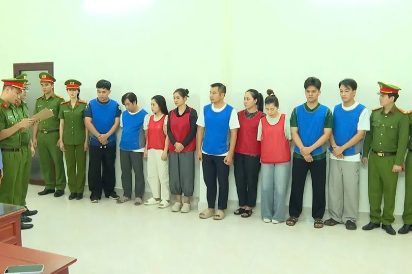 Cơ quan Cảnh sát điều tra Công an tỉnh Thanh Hóa thi hành lệnh khởi tố vụ án, khởi tố các bị can. Ảnh: Công an tỉnh Thanh Hóa