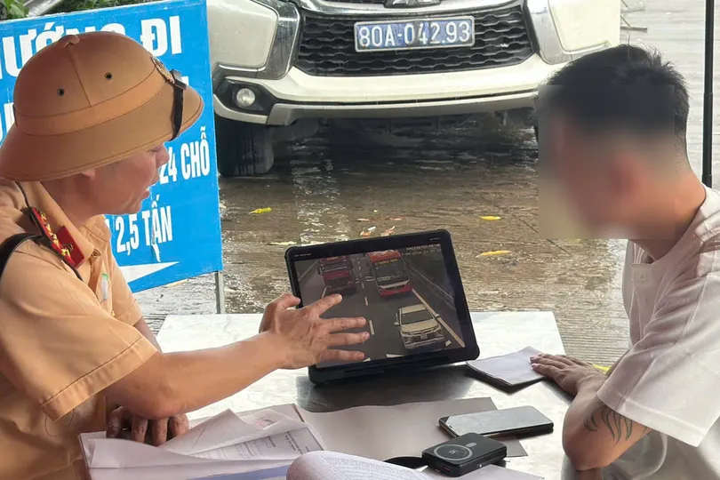 Lực lượng CSGT xử phạt 1 trường hợp tài xế ô tô không giữ khoảng cách an toàn khi chạy trên đường cao tốc. Ảnh: Cục CSGT 