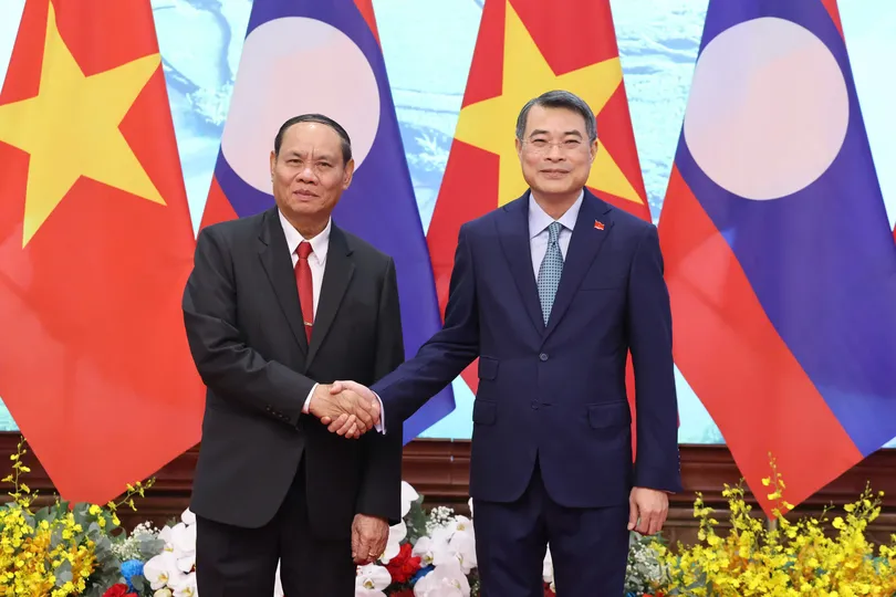 Thủ tướng Lê Minh Hưng và đồng chí Vilay Lakhamfong, Ủy viên Bộ Chính trị, Thường trực Ban Bí thư Trung ương Đảng Nhân dân Cách mạng Lào, chiều 14-10. Ảnh: QUANG PHÚC