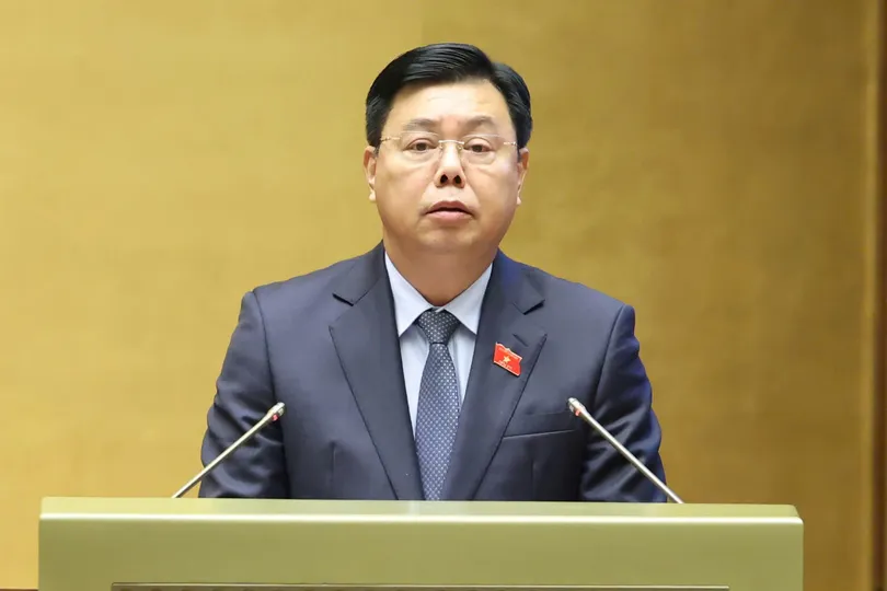 Bộ trưởng Bộ Nội vụ Nguyễn Tiến Hải trình bày tờ trình về dự án Luật sửa đổi, bổ sung một số điều của Luật Bảo hiểm xã hội, sáng 21-10. Ảnh: QUANG PHÚC