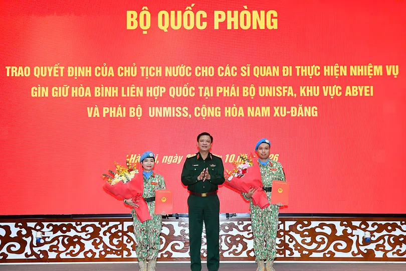 Thượng tướng Nguyễn Trường Thắng trao Quyết định của Chủ tịch nước cho 2 sĩ quan lên đường thực hiện nhiệm vụ GGHB Liên hợp quốc. Ảnh: Bộ Quốc phòng