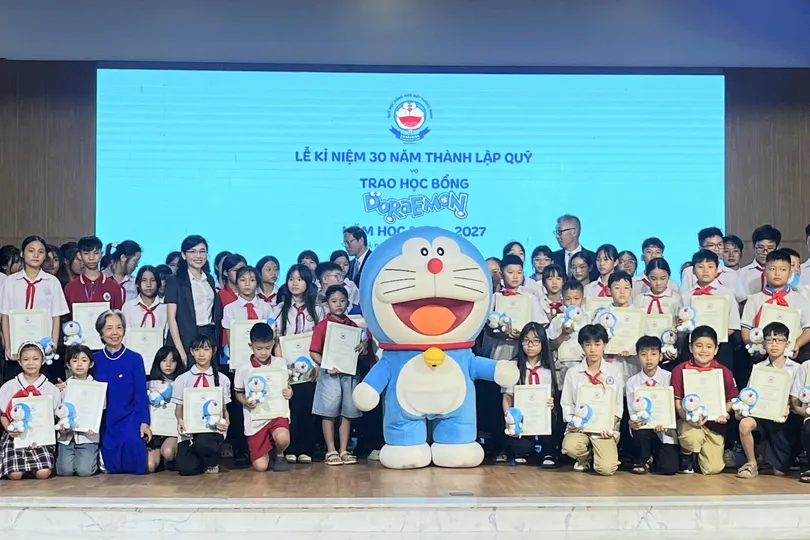 Trao học bổng Doraemon năm 2026 cho các em học sinh. Ảnh: HÀ THU