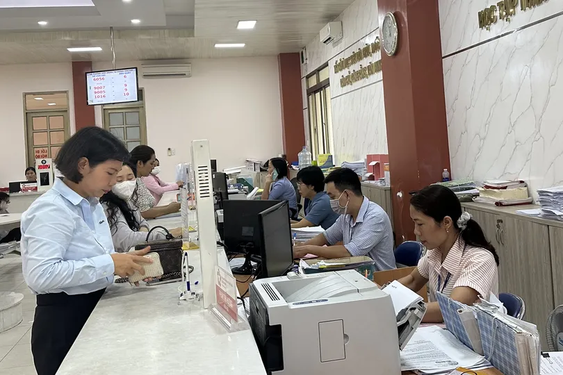 Người dân đến liên hệ làm việc tại UBND phường Tân Bình, TPHCM. Ảnh: THANH HIỀN