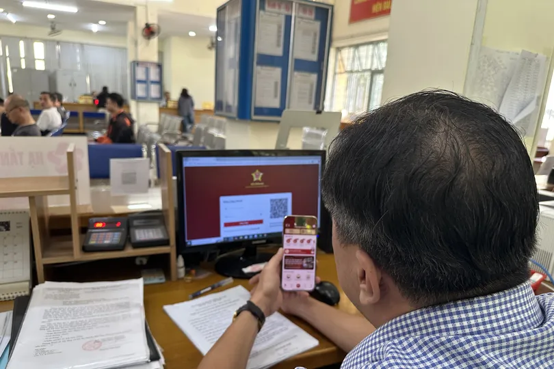  Cán bộ phường Thông Tây Hội, TPHCM đang thực hiện tiếp nhận hồ sơ trực tuyến. Ảnh: THANH HIỀN