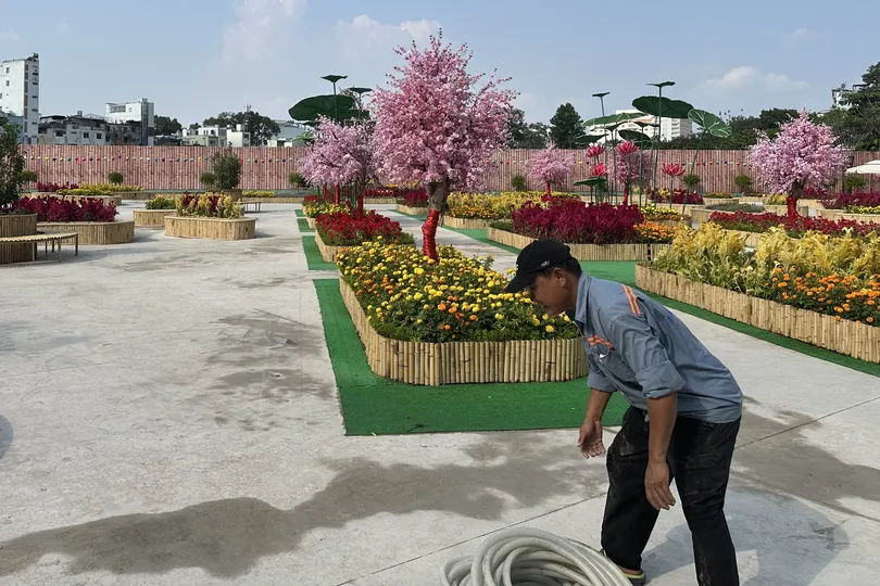 Vườn hoa tại 152 Trần Phú, phường Chợ Quán. Ảnh: THANH HIỀN