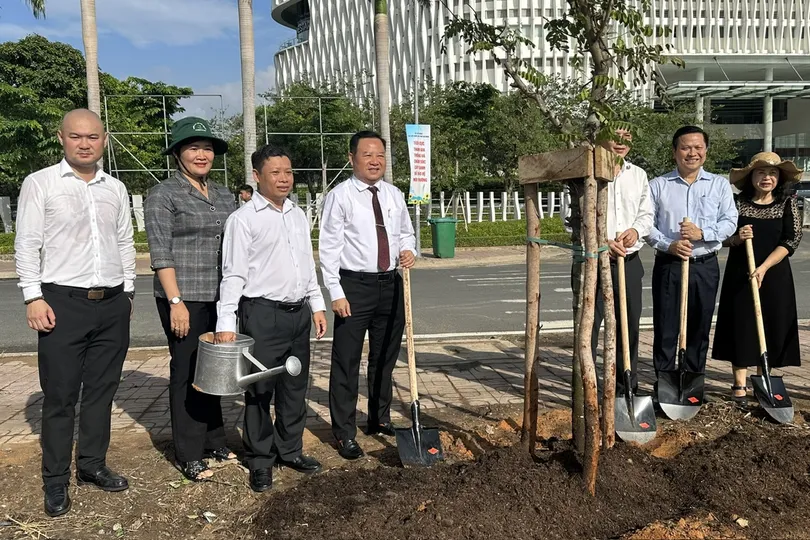 Lãnh đạo Sở Xây dựng TPHCM trồng cây tại lễ phát động trồng cây đời đời nhớ ơn Bác Hồ. Ảnh: THANH HIỀN