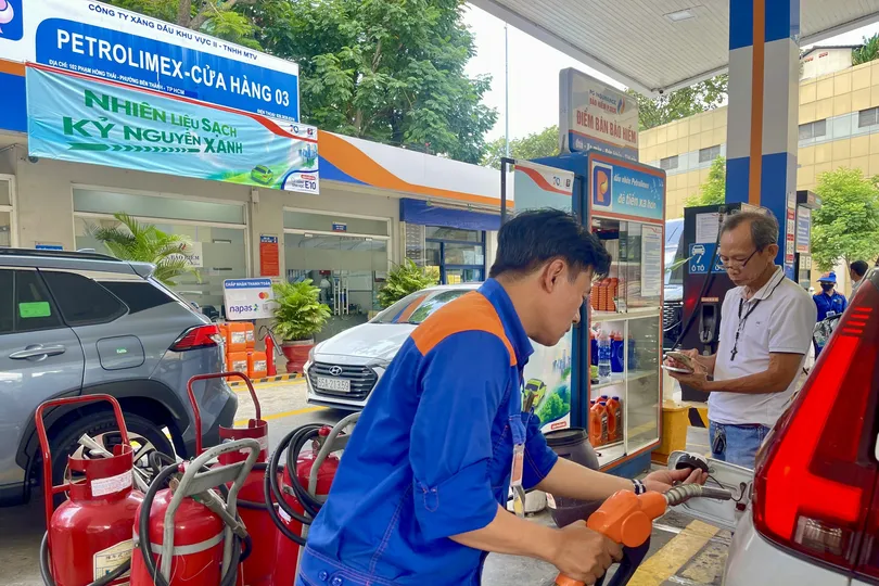 Khách đổ xăng E10 tại cây xăng Petrolimex trên đường Phạm Hồng Thái, phường Bến Thành, TPHCM