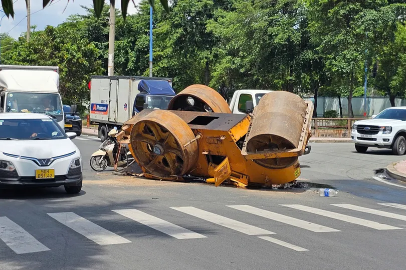 Xe lu rơi khỏi xe tải, hai người thoát nạn trong gang tấc