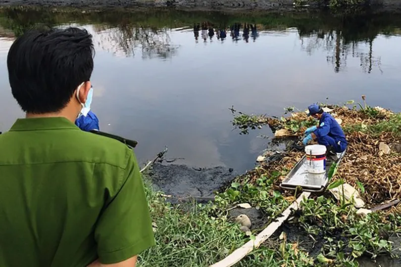 Ra bờ sông phóng sinh, người dân phát hiện một bộ xương người