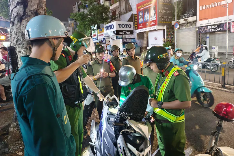 Tổ công tác Công an phường Hòa Hưng kiểm tra hành chính phương tiện và chủ phương tiện trên đường Sư Vạn Hạnh