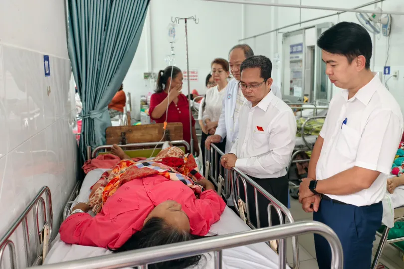 Thăm hỏi, trao tiền hỗ trợ nạn nhân bị nhánh cây gãy rơi trúng