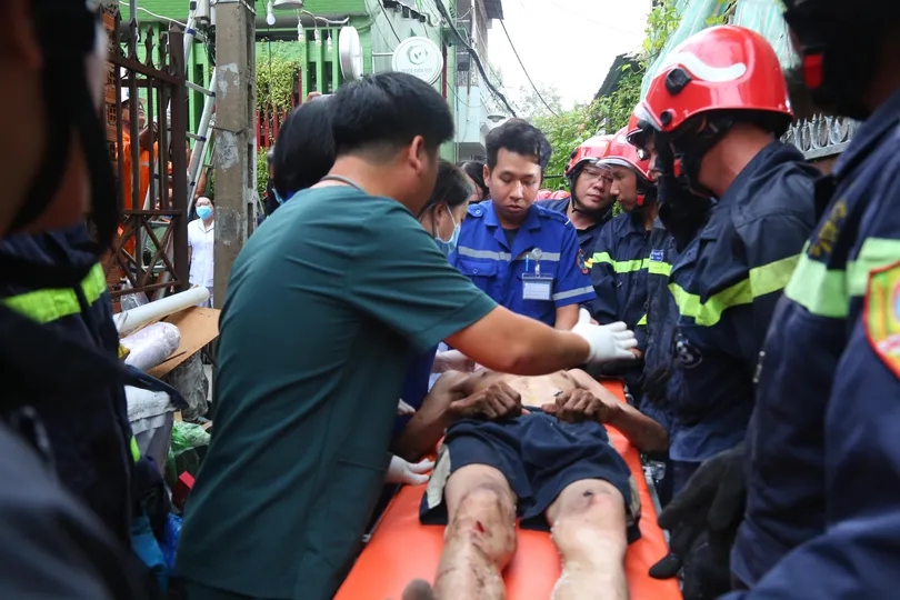 Sập gác xép căn nhà trong hẻm ở TPHCM, 3 người thoát nạn