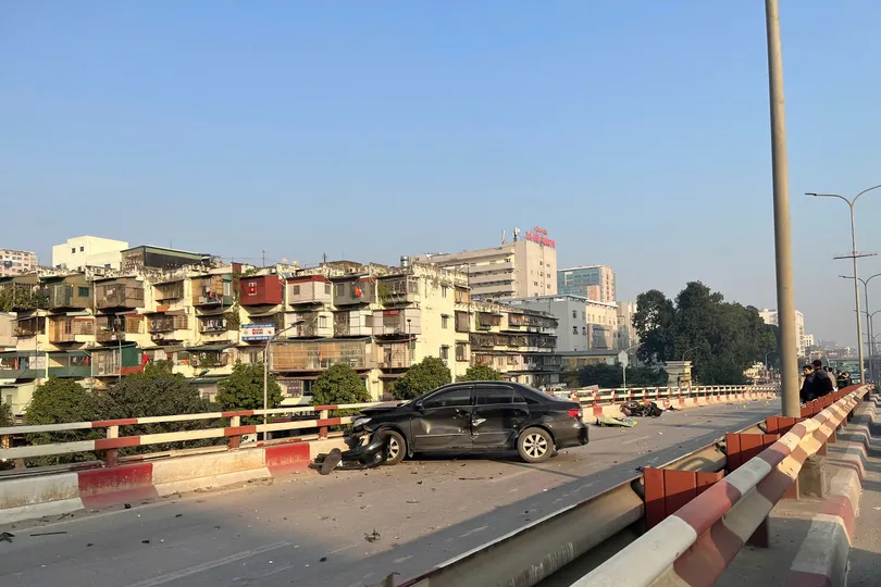 Hà Nội: Tai nạn nghiêm trọng trên cầu vượt ngã tư Vọng khiến 1 người thiệt mạng