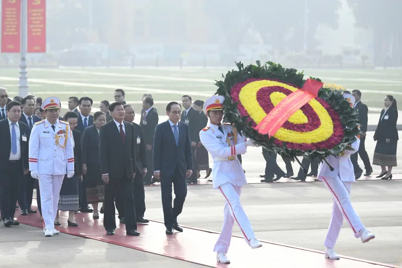 Tổng Bí thư, Chủ tịch nước Lào Thongloun Sisoulith vào Lăng viếng Chủ tịch Hồ Chí Minh