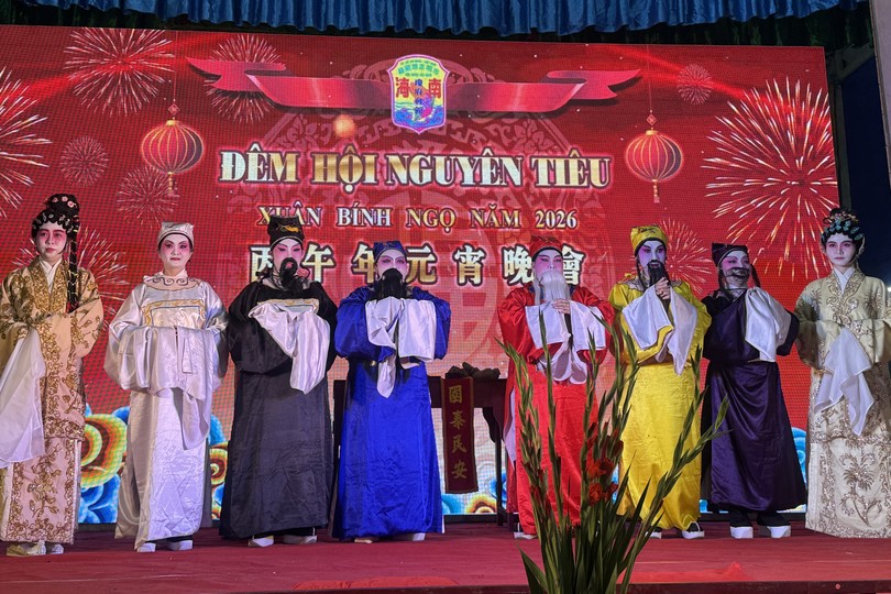 海南会馆元宵晚会《八仙贺寿》揭开序幕。