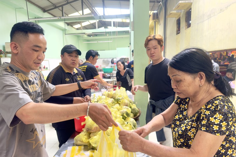 胡志明市决胜村关帝庙新春派“禄”