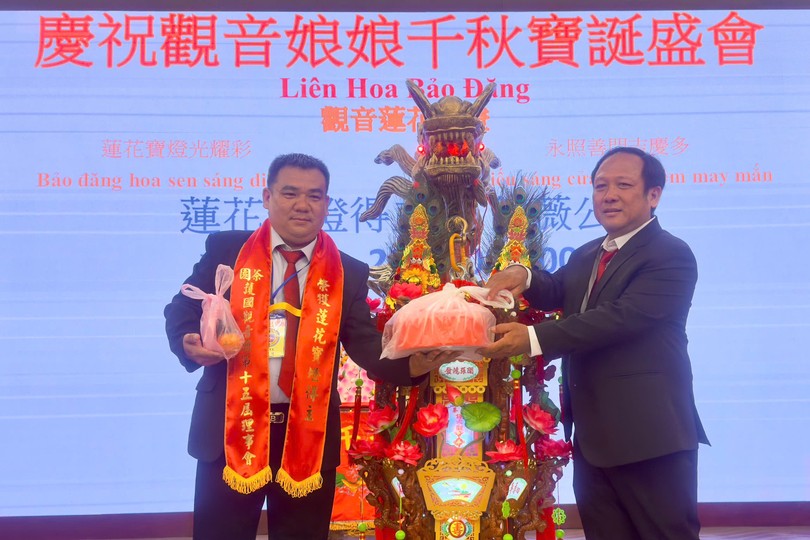 茶园护国观音庙副理事长项光健向铠薇公司代表移交“莲花宝灯”。